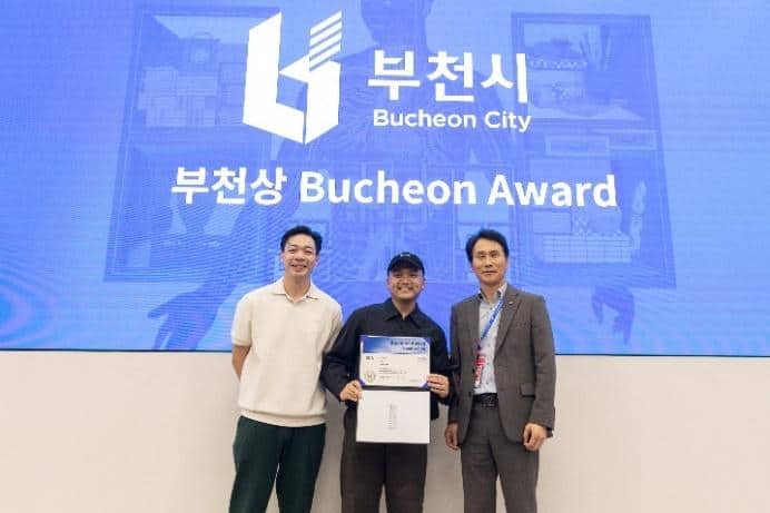 ▲ (from left to right) Producer Bradley LIEW and director Kenneth DAGATAN of Molder, the winner of the Bucheon Award, and YOU Seongjun Director General of the Culture and Education Bureau, City of Bucheon