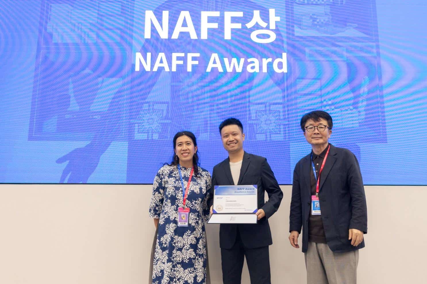 ▲ (from left to right) Producer Trang NGUYEN and director Lê HOÀNG of The Heirloom winner of the NAFF Award, festival director SHIN Chul