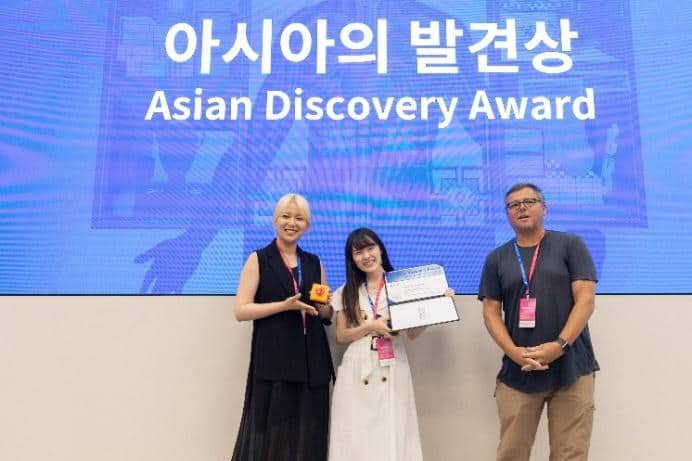 ▲ (from left to right) Director JUNG Seeum of Folklore winner of the Korean Discovery Award, and festival director SHIN Chul