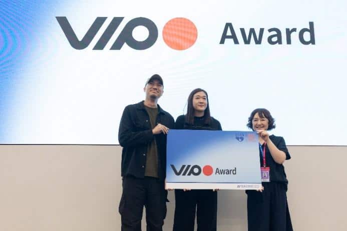 ▲ (from left to right) Director Patiparn BOONTARIG and producer Napakarn BOONTARIG of Naga Swim Upstream, winner of the VIPO Award, MORISHITA Mika, senior general manager at VIPO