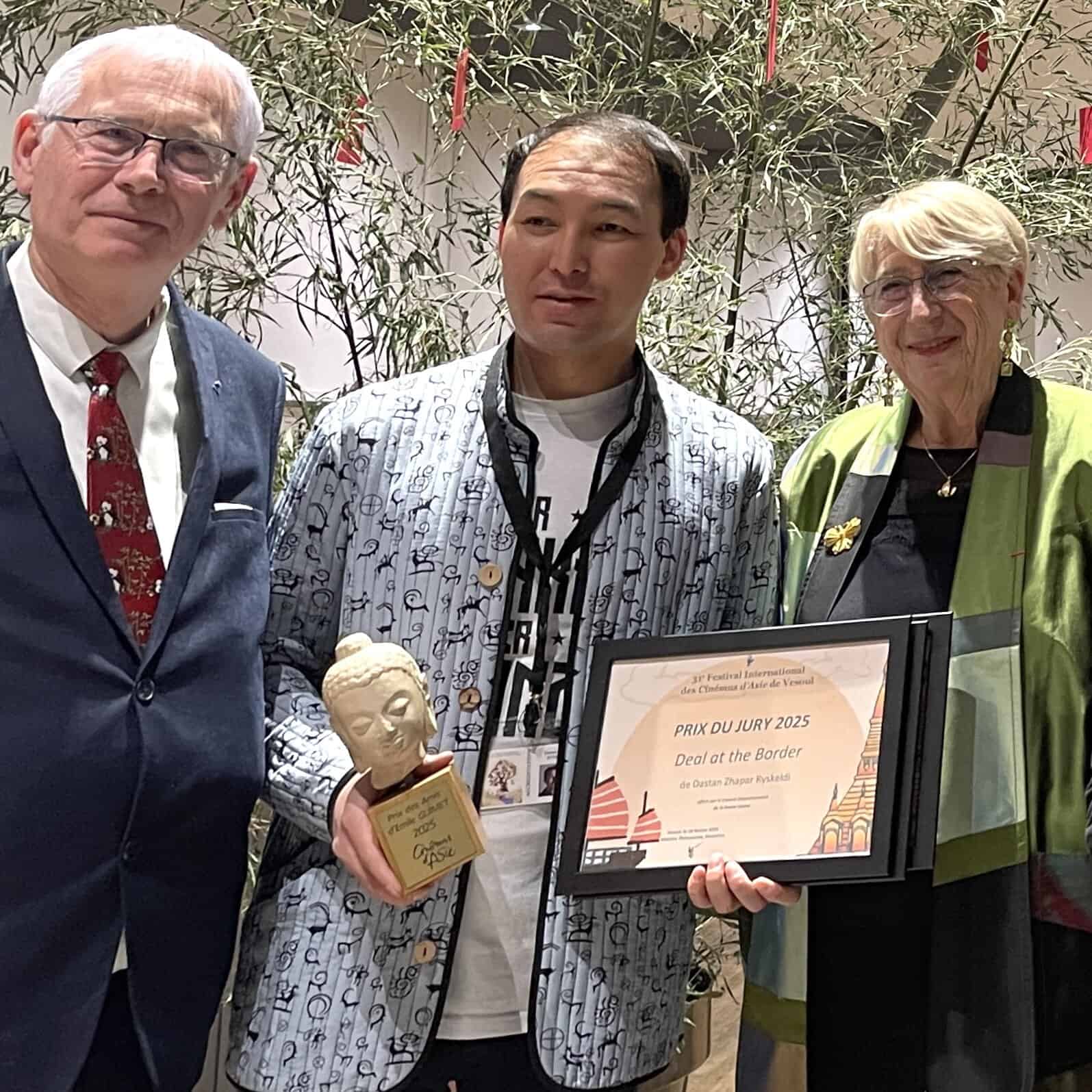 Dastan Zhapar Ryskeldi, director of Deal at the border (Kyrgyzstan) with Jean-Marc and Martine Thérouanne, directors of the International Festival of Asian Cinemas in Vesoul