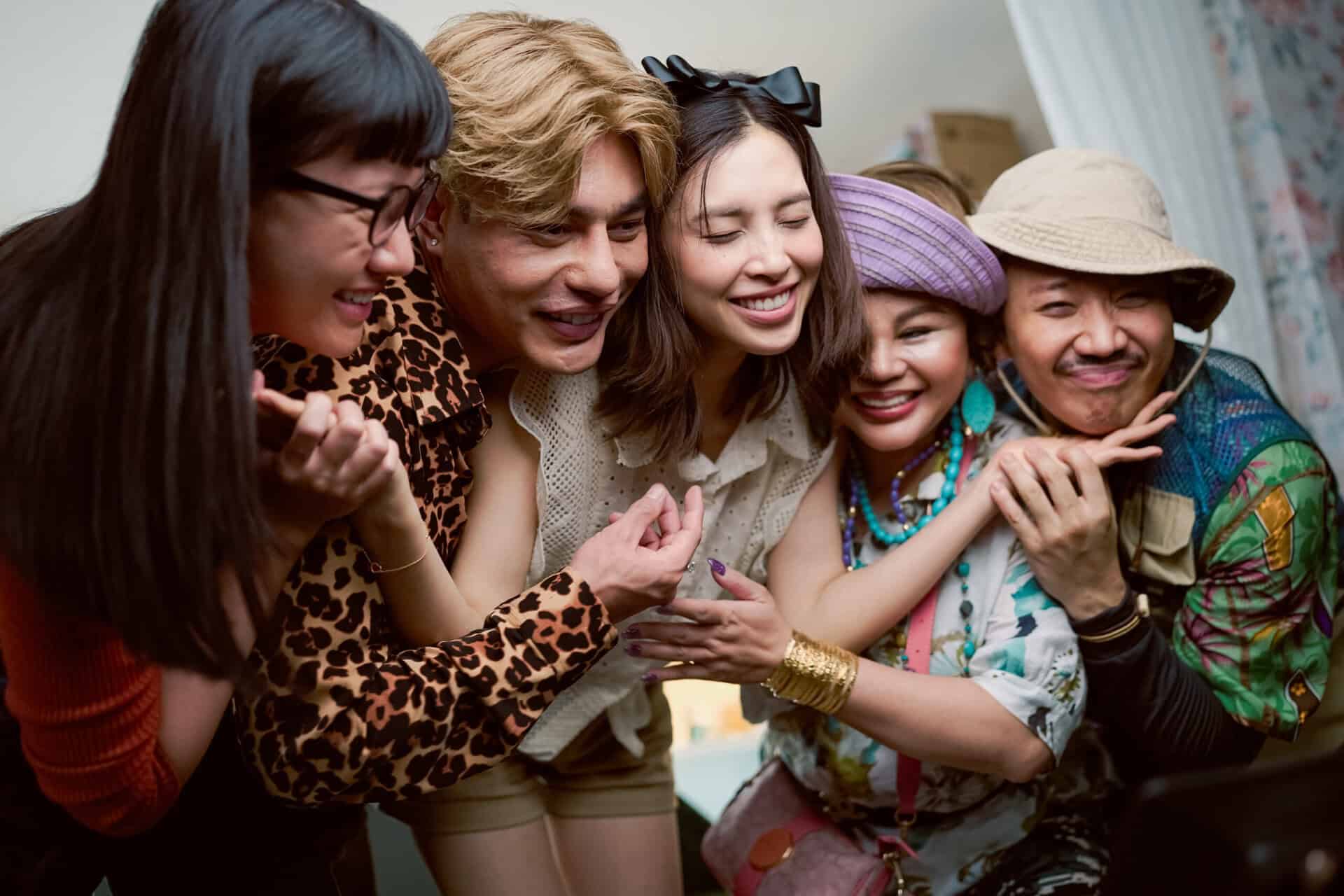 (from left to right) Uyen An as KIEU, Le Duong Bao Lam as Jessica, Tieu Vy as QUYNH ANH, Le Giang as DI BON Tran Thanh as CAU MUOI MOT