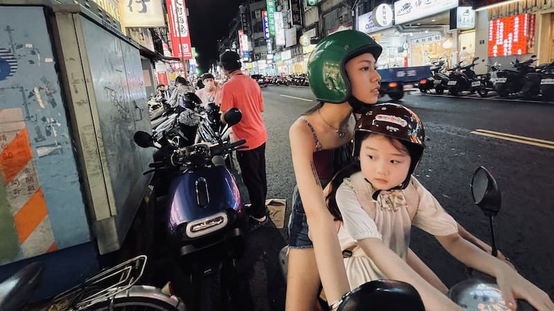 Still from Taiwan movie, Left-Handed Girl